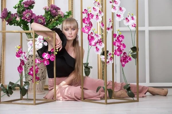 Chica, modelo en una imagen elegante en el estudio con un borrador de lujo — Foto de Stock