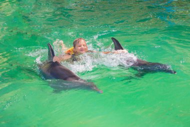 Bir çocuk, Bebek, manken yunuslarla yıkıyor. Adam, bir memeli bir do