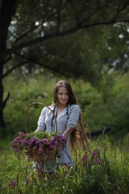 Doğanın keyfini Bahçe, orman, güzel model kız. Stil, 