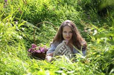 Doğanın keyfini Bahçe, orman, güzel model kız. Stil, 