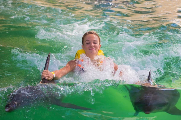 Ένα κορίτσι, ένα μοντέλο που κολυμπά με δελφίνια. Ο άνθρωπος, ένα θηλαστικό, ένα δελφίνι. — Φωτογραφία Αρχείου