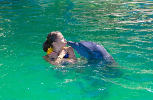 Ένα κορίτσι, ένα μοντέλο που κολυμπά με δελφίνια. Ο άνθρωπος, ένα θηλαστικό, ένα δελφίνι. — Φωτογραφία Αρχείου