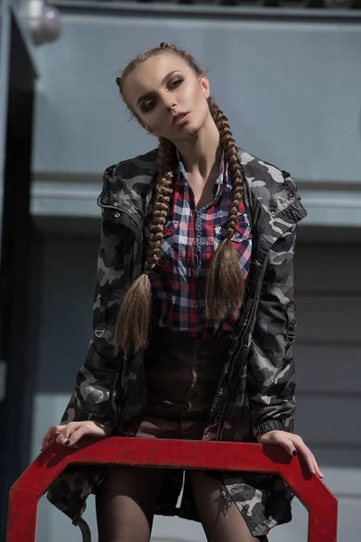 Retrato de una niña, modelo en construcciones metálicas. Moda, estilo — Foto de Stock