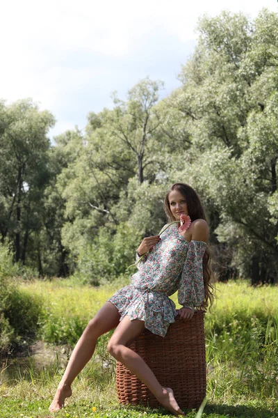 Bella ragazza modello in giardino, foresta, godersi la natura. Stile , — Foto Stock