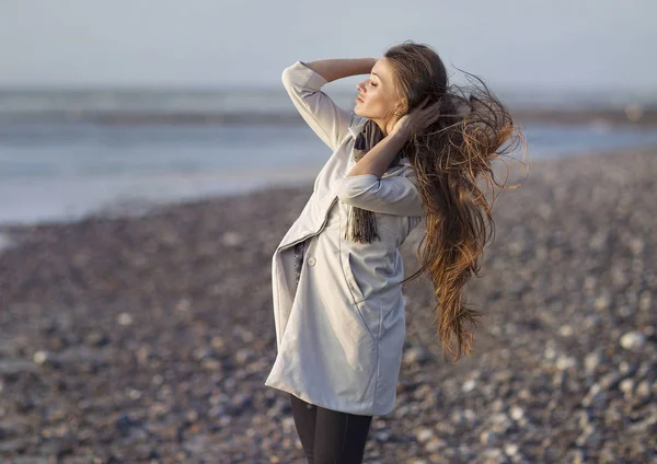 Πορτρέτο ενός κοριτσιού, μοντέλο σε μια θυελλώδη ημέρα δίπλα στη θάλασσα. Πορτραίτο, β — Φωτογραφία Αρχείου