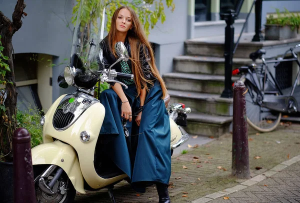 Porträt eines Mädchens, Modell in der Nähe von Motobike in der Stadtstraße. Fash — Stockfoto