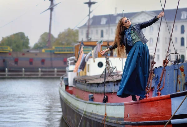 Портрет девушки, модель корабля в порту. Мода, стиль — стоковое фото