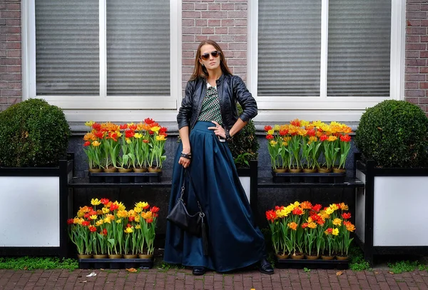 Портрет девушки, модели возле клумбы с цветами тюльпанов . — стоковое фото