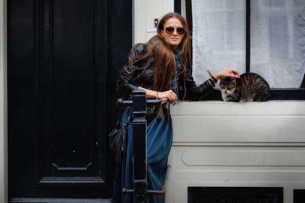 Портрет девушки, модель с котом на крыльце возле дома — стоковое фото