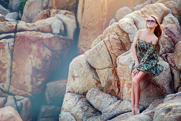 Retrato de uma menina, modelo perto de pedras costeiras. Moda, estilo, b — Fotografia de Stock