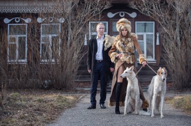 Kadın ve adam evde beslenen hayvan köpek ile bir güzel, tutkulu Çift