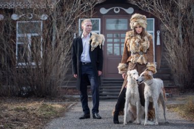 Kadın ve adam evde beslenen hayvan köpek ile bir güzel, tutkulu Çift