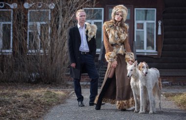 Kadın ve adam evde beslenen hayvan köpek ile bir güzel, tutkulu Çift