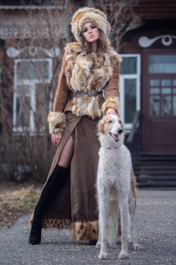 Güzel bir kız, bir evcil köpek TH güzel bir kıyafeti ile model