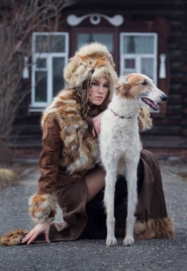 Güzel bir kız, bir evcil köpek TH güzel bir kıyafeti ile model