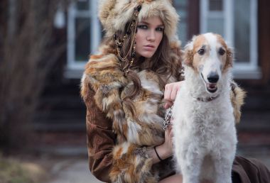 Güzel bir kız, bir evcil köpek TH güzel bir kıyafeti ile model