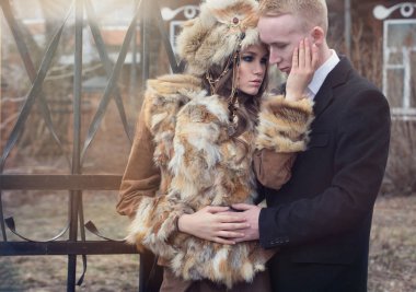 Kadın ve courtya bir adam bir güzel, tutkulu Çift