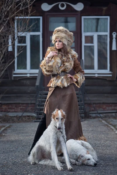 Belle fille, modèle avec des chiens de compagnie dans une belle tenue dans le — Photo