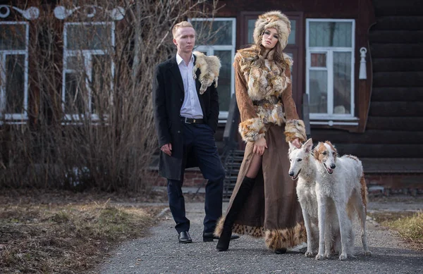 Kadın ve adam evde beslenen hayvan köpek ile bir güzel, tutkulu Çift