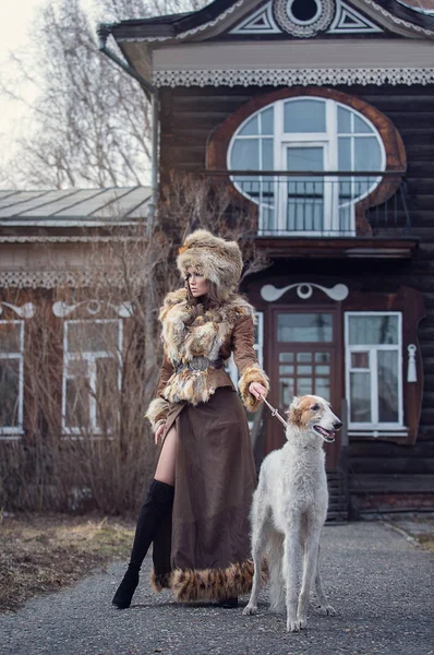 Красива дівчина, модель з собакою у красивому вбранні в — стокове фото