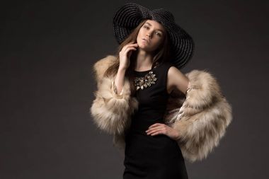 Güzel kız, güzel bir Abiye modeli portresi