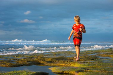 Bir çocuk, bir çocuk okyanus üzerinde. Çocukluk, okyanus, dinlenme.