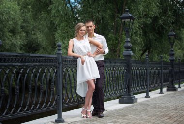 Aşk çift, karı ve koca, modelleri bir yaz gününde yürüyüş yapın. 