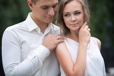 Aşk çift, karı ve koca, modelleri bir yaz gününde yürüyüş yapın. 