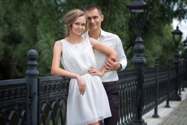 Aşk çift, karı ve koca, modelleri bir yaz gününde yürüyüş yapın. 