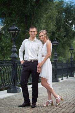 Aşk çift, karı ve koca, modelleri bir yaz gününde yürüyüş yapın. 