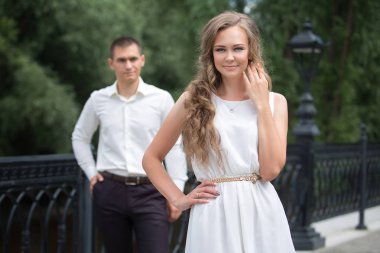 Aşk çift, karı ve koca, modelleri bir yaz gününde yürüyüş yapın. 