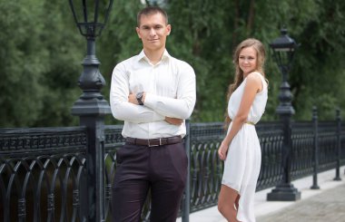 Aşk çift, karı ve koca, modelleri bir yaz gününde yürüyüş yapın. 