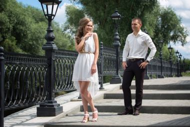 Aşk çift, karı ve koca, modelleri bir yaz gününde yürüyüş yapın. 