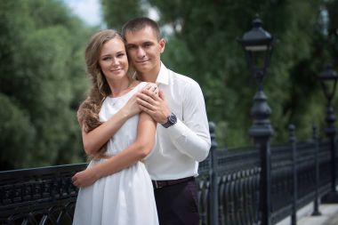 Aşk çift, karı ve koca, modelleri bir yaz gününde yürüyüş yapın. 