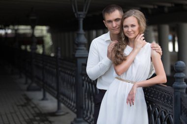 Aşk çift, karı ve koca, modelleri bir yaz gününde yürüyüş yapın. 