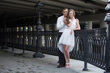 Aşk çift, karı ve koca, modelleri bir yaz gününde yürüyüş yapın. 