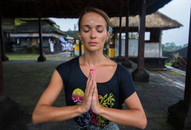 Meditasyon bir kızın, bir kadın bir antik Besakiy tapınağında th