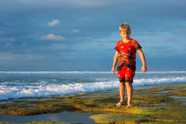 Ένα αγόρι, ένα παιδί στον ωκεανό. Παιδική ηλικία, ωκεανός, υπόλοιπο. — Φωτογραφία Αρχείου