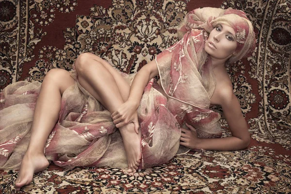 카펫의 배경에 여자 모델의 초상화. 아시아 골목 — 스톡 사진