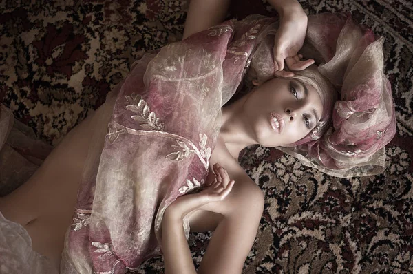 Kız manken Halı zemin üzerine portresi. Asya cul