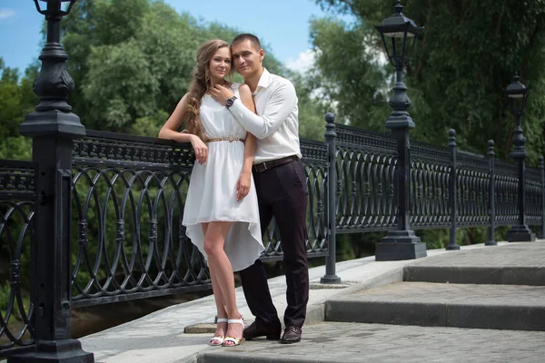 Um casal de amor, marido e mulher, modelos passeiam em um dia de verão . — Fotografia de Stock