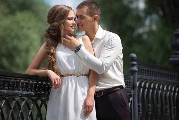 Aşk çift, karı ve koca, modelleri bir yaz gününde yürüyüş yapın. 