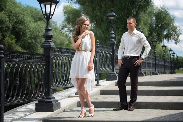 Aşk çift, karı ve koca, modelleri bir yaz gününde yürüyüş yapın. 