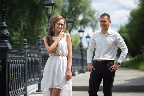 Ein Liebespaar, Mann und Frau, Models spazieren an einem Sommertag. — Stockfoto