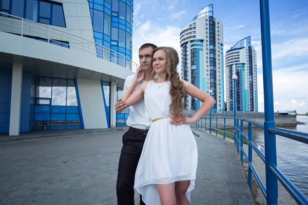 Ein Liebespaar, Mann und Frau, Models spazieren an einem Sommertag. — Stockfoto