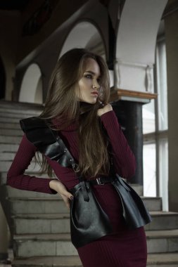 Güzel bir kız, bir yaratıcı tanıml rafine bir kıyafetle bir modelinde