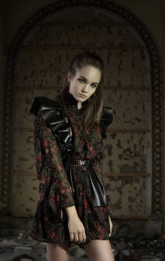 Güzel bir kız, bir yaratıcı tanıml rafine bir kıyafetle bir modelinde