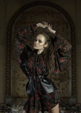 Güzel bir kız, bir yaratıcı tanıml rafine bir kıyafetle bir modelinde