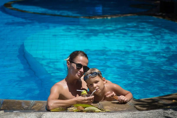 Μαμά και γιος υπόλοιπο μαζί στην πισίνα σε μια ζεστή, καλοκαιρινή μέρα. Τσι — Φωτογραφία Αρχείου