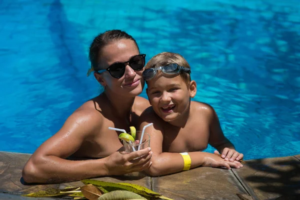Birlikte anne ve oğlu havuzda sıcak bir yaz gününde bekletin. Chi